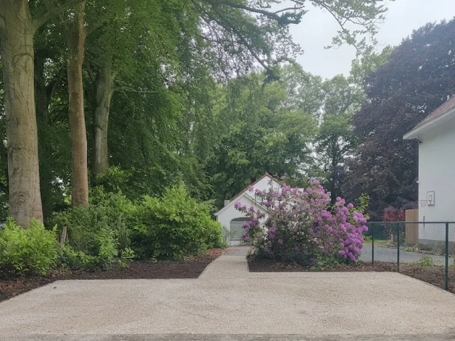 L’allée arborée menant au Clos Françoise